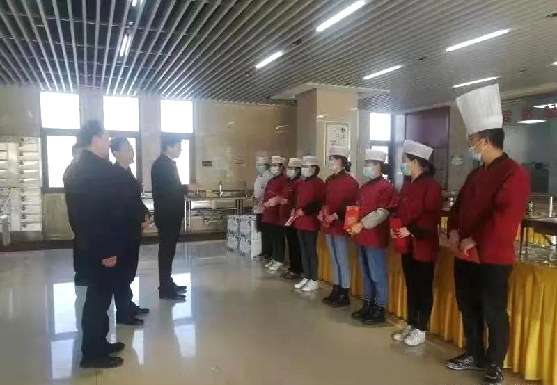 工业园区管委会、泓源公司慰问园区机关保安门卫等一线人员(图3) 工业园区管委会、泓源公司慰问园区机关保安门卫等一线人员(图3)