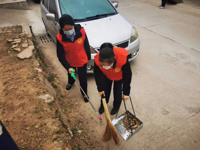 市产投集团赴包抓共建村社开展卫生清扫志愿服务活动(图4) 市产投集团赴包抓共建村社开展卫生清扫志愿服务活动(图4)