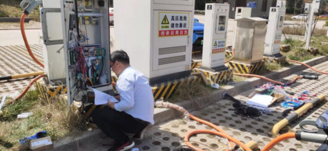市产投集团平煤机公司开展充电桩检修(图2) 市产投集团平煤机公司开展充电桩检修(图2)